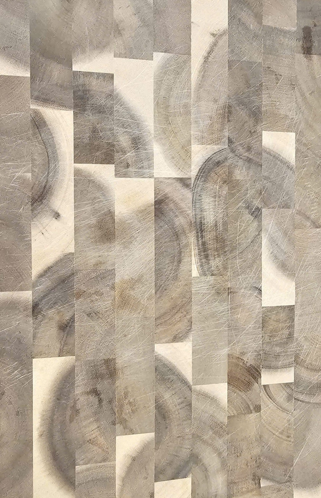 Houten plank na gebruik: lichte snijsporen en droog, dof hout