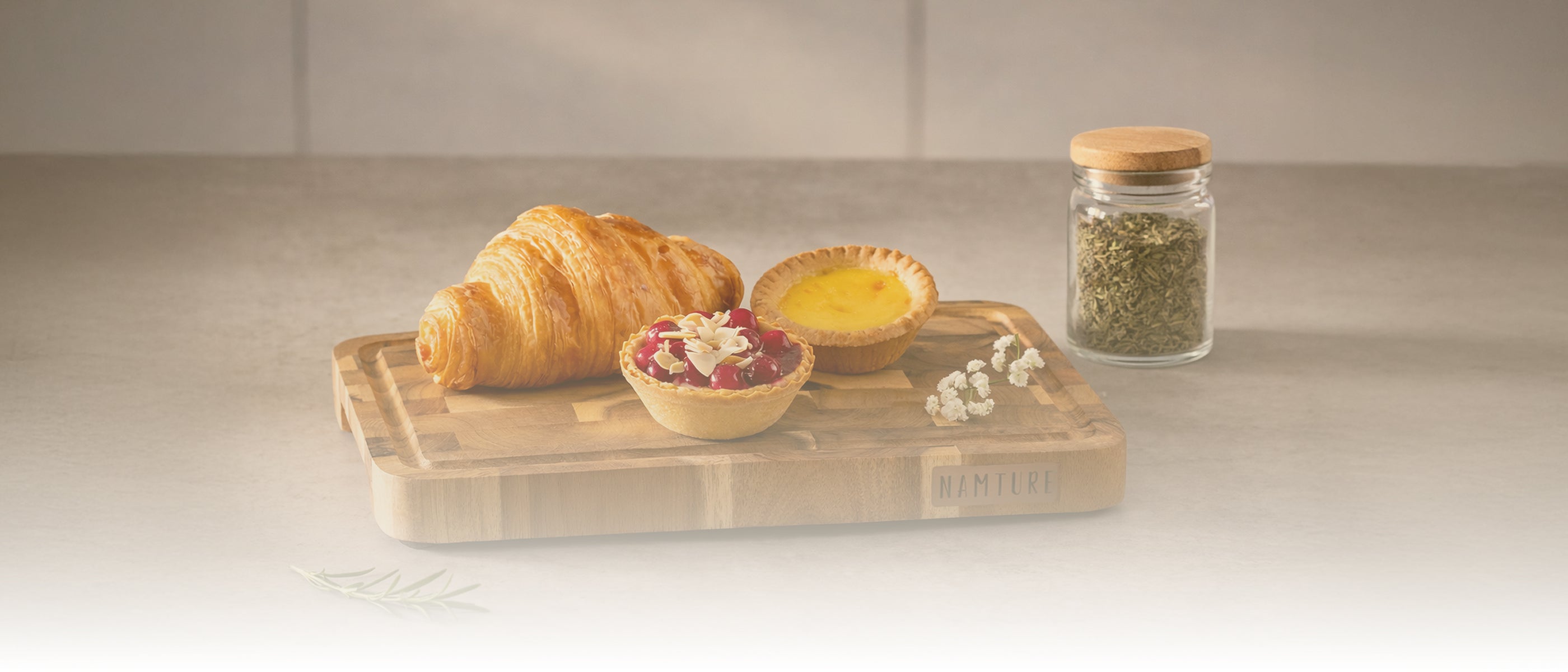 Les Plaisirs du Chef – 4-delige snijplankenset - duurzaam en premium acaciahout (40x30 cm - 33x24 cm - 27,5x18 cm - 21,5x15 cm). 2 cm dikke houten planken met sapgroef, met extra Les Plaisirs du Chef – 4-delige snijplankenset - duurzaam en premium acaciahout (40x30 cm - 33x24 cm - 27,5x18 cm - 21,5x15 cm). 2 cm dikke houten planken met sapgroef, met extra
