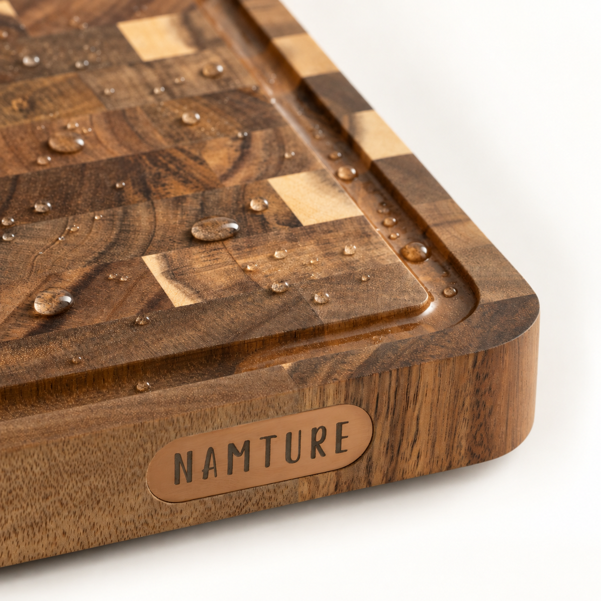 Acacia snijplank met waterdruppels, illustratieve bewerking van de productfoto.