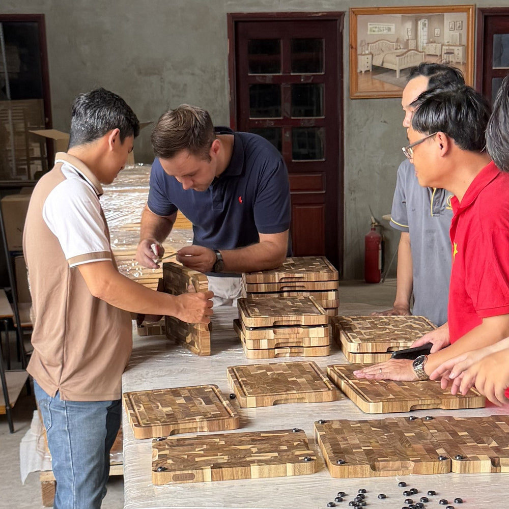 Samen Namture snijplanken bekijken aan de werktafel in Vietnam.
